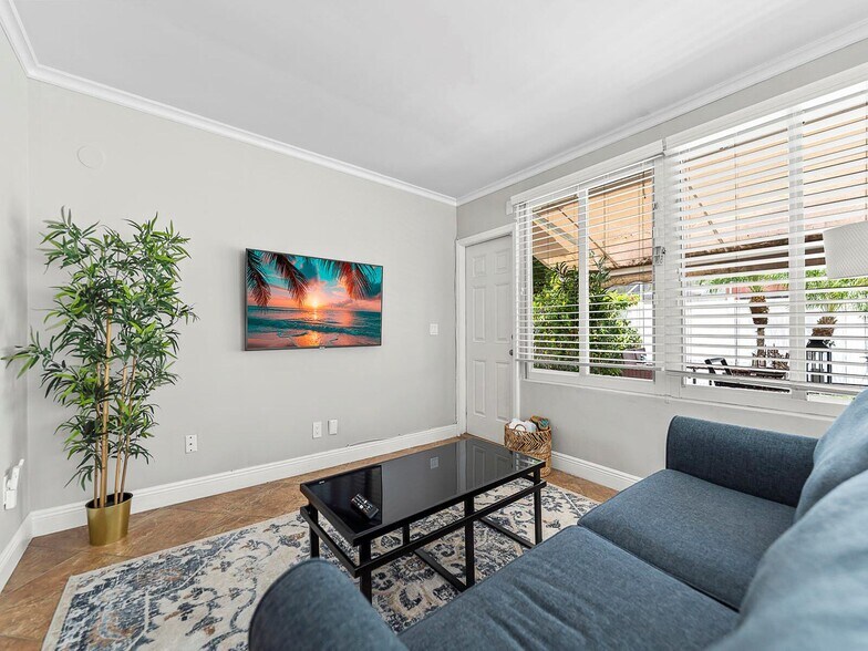 Building Photo - 801 SE 14th St