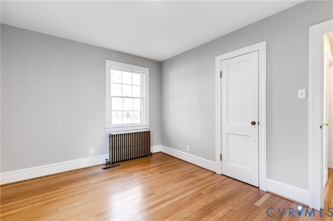 Building Photo - 1004 W 49th St