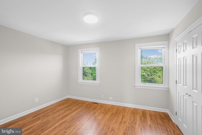 Building Photo - 2507 Fairlawn Ave SE