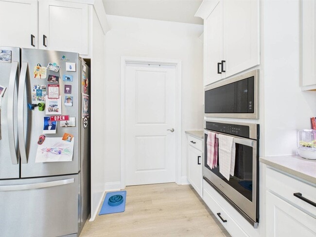 Building Photo - Stunning 5 Bedroom 4.5 Bathroom Located in...