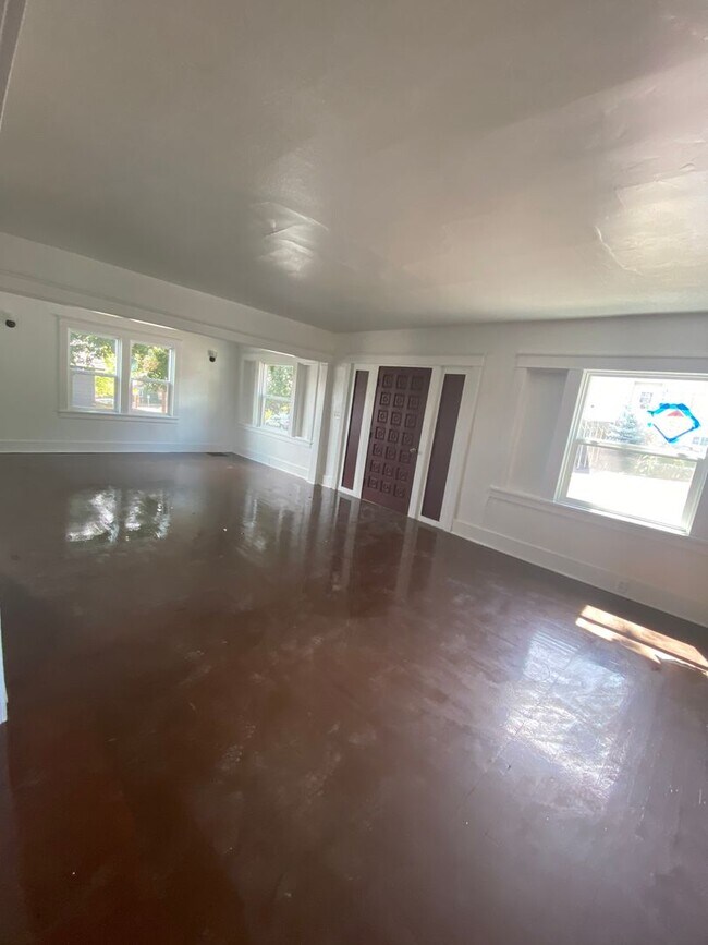 Building Photo - 5 Bedroom 1.5 Bath House