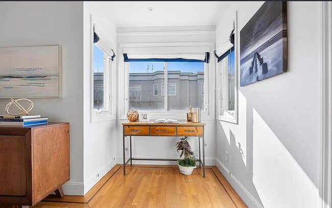 Building Photo - 1-bedroom, 1-bathroom apartment just moments from the breathtaking shores of Ocean Beach.