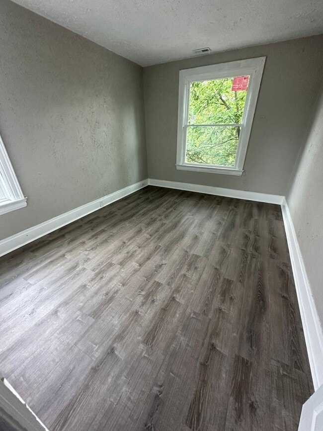 Building Photo - Beautiful Spacious 2 Bedroom Apt. Upstairs Unit in Duplex