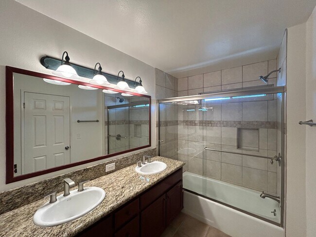 Building Photo - Beautiful 2BD/2.5 BA W/ Attached Garage, AC, and In-Unit Laundry in Pacific Beach!