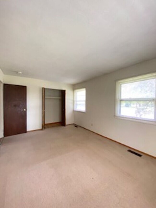 Building Photo - 3 Bedroom Home Available in Elkhart!