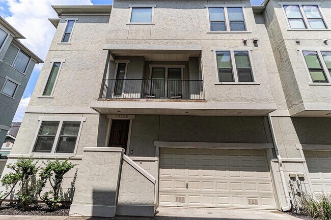 Building Photo - 1320 W 25th St