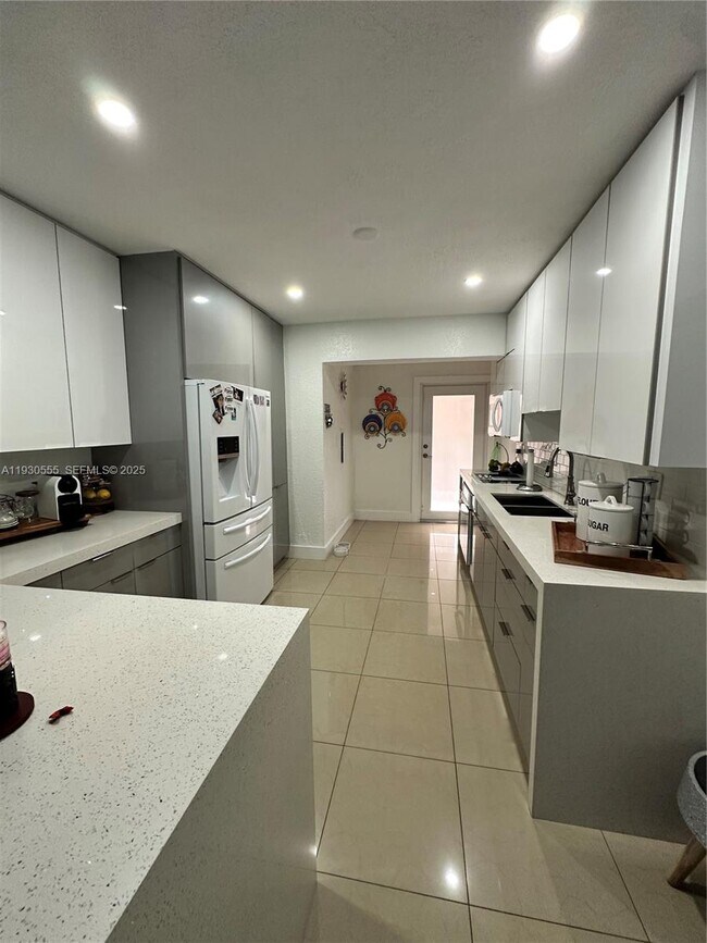 Building Photo - 5010 E 1st Ave