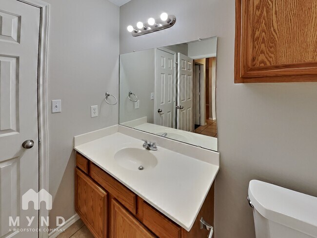 Building Photo - 528 N Brentwood Ave