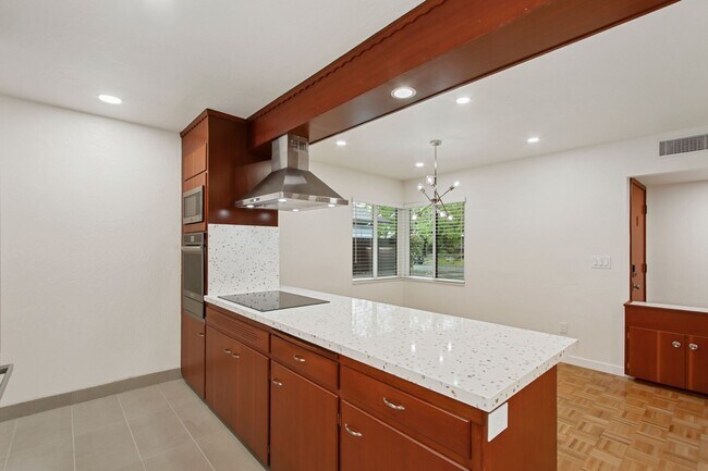 Building Photo - Central Davis 3/2 Mid Modern