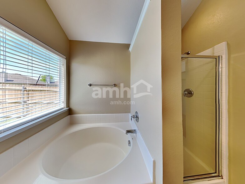 Building Photo - 1117 Luckenbach Dr