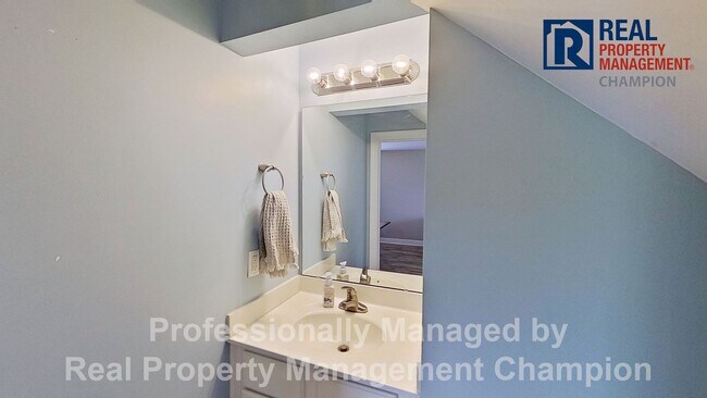 Building Photo - 3 BD/2.5 BA Home with Fenced Yard & Attached Garage