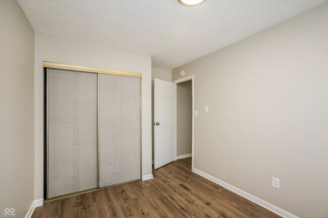 Building Photo - 728 Holiday Dr