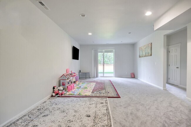 Building Photo - A true stunner in Tehaleh community!