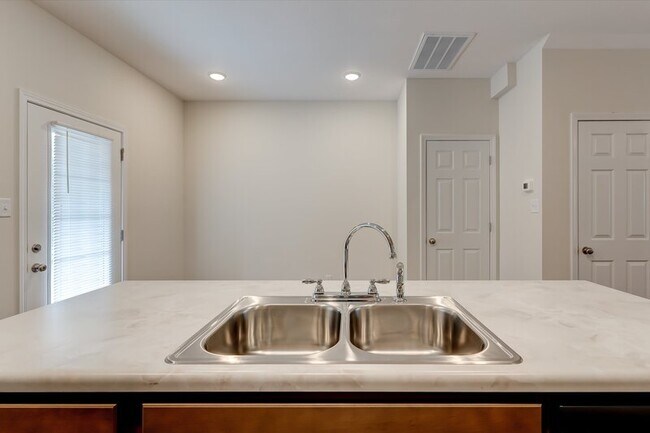 Building Photo - 2807 Cruze Dr