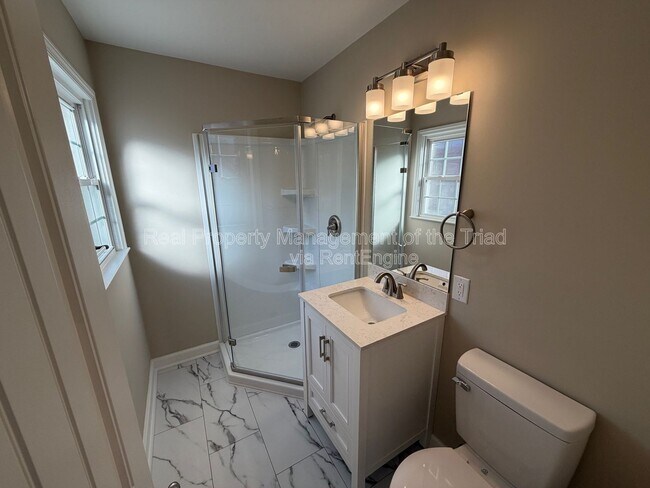 Building Photo - 2748 Lyndhurst Ave