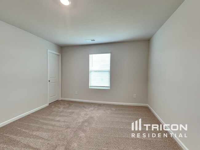 Building Photo - 729 Crackling Ct