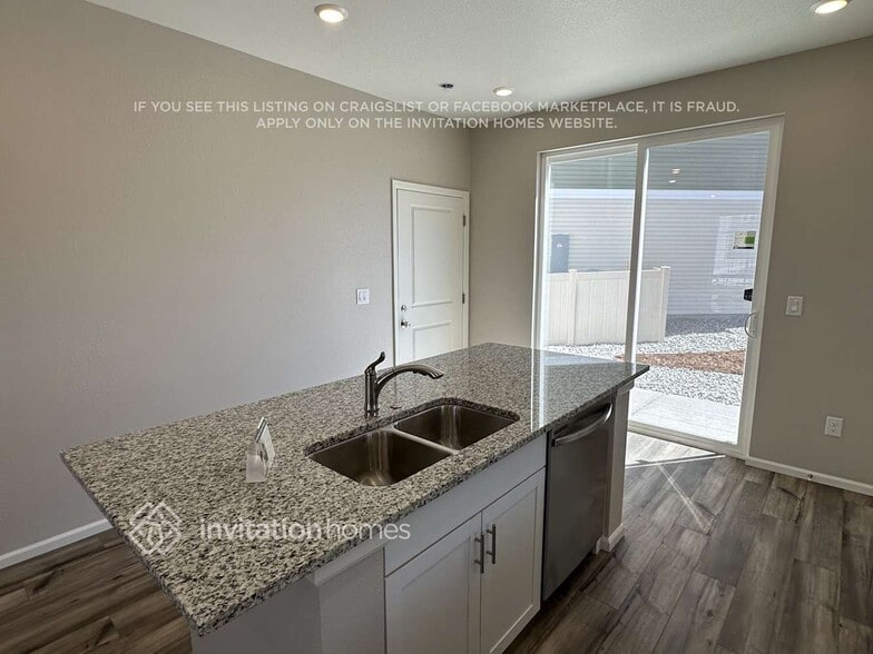 Building Photo - 3341 Streamwood Dr