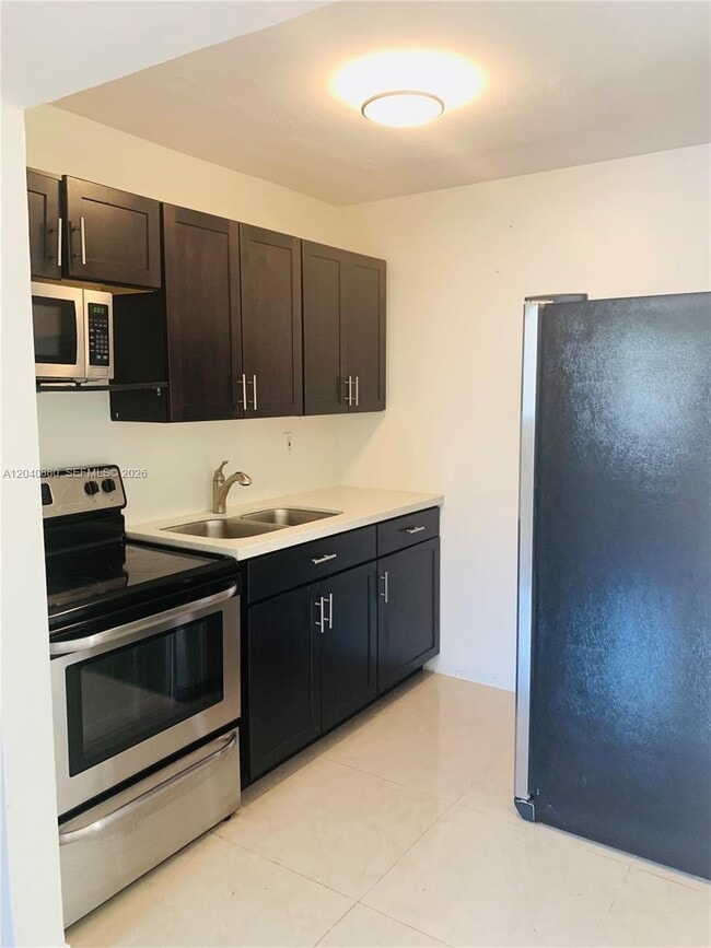 Building Photo - 2715 Tigertail Ave
