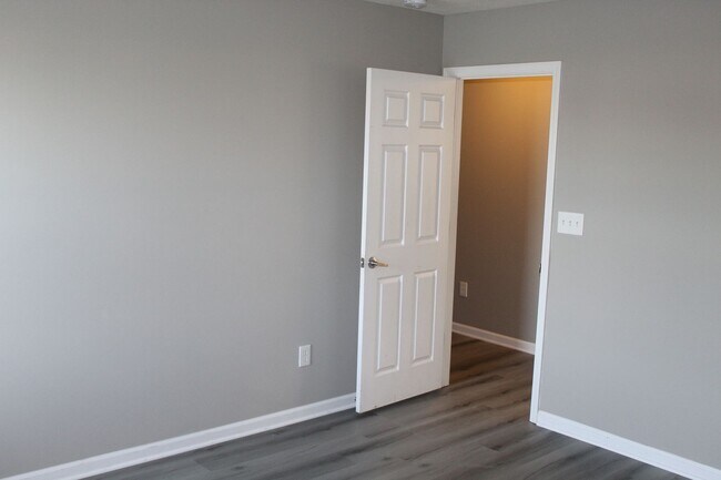 Building Photo - Spacious 5 Bedroom Home in Avon.