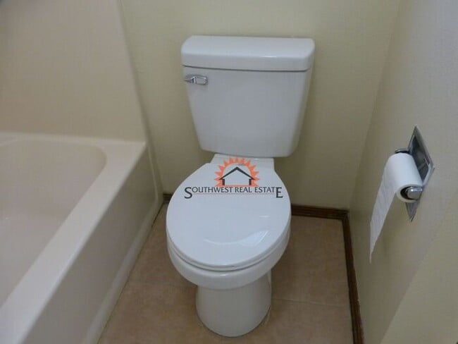Building Photo - Spacious 2 bedrooms 1 bathroom Apartment.
