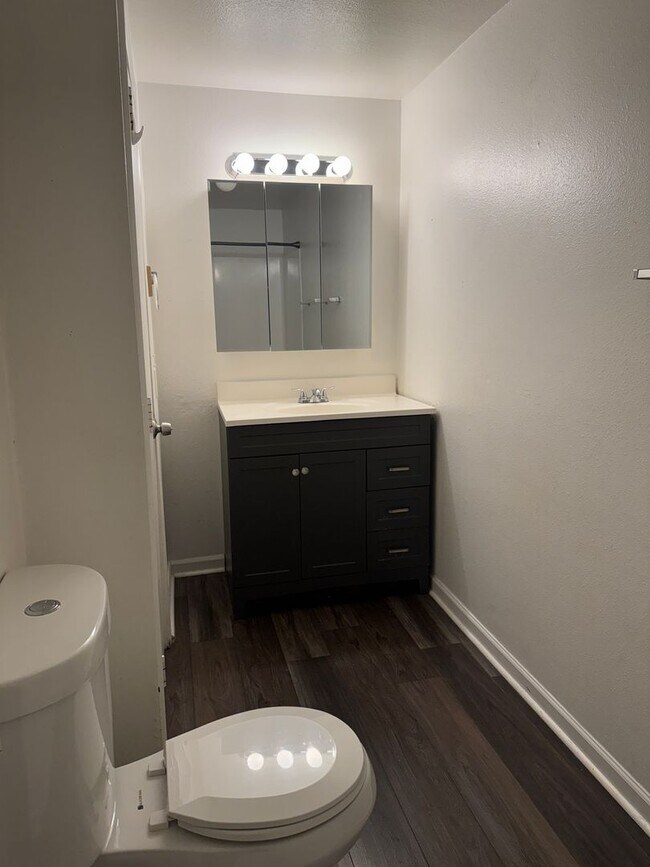 Building Photo - 2 bedroom 1 bath duplex with a garage!