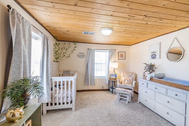 Building Photo - Private 3 bedroom, 1 bath with Large Fenced-in Backyard