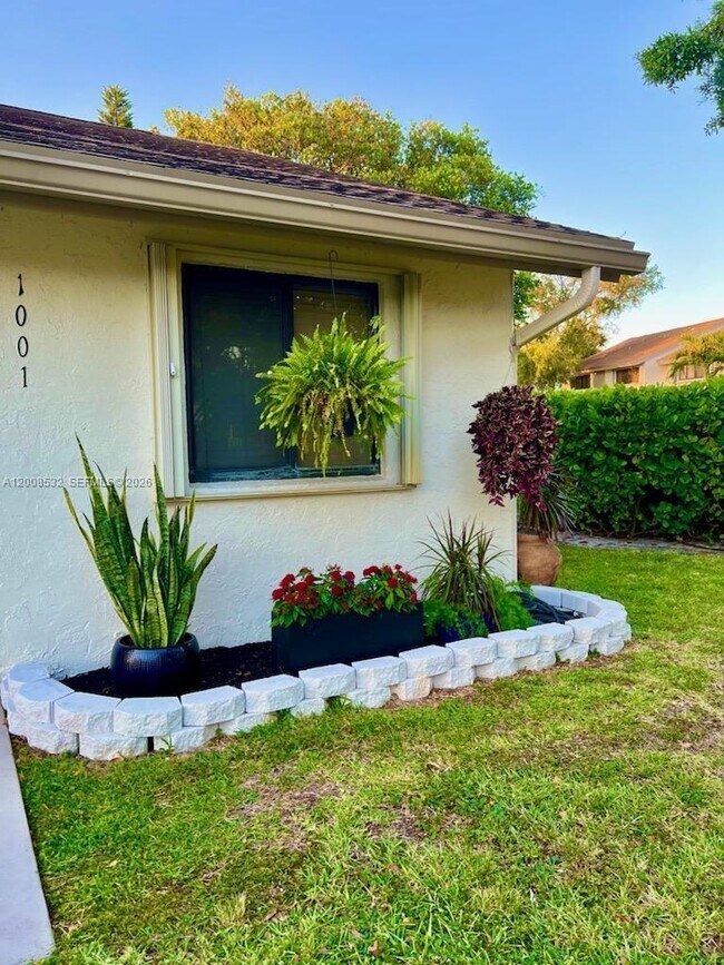 Building Photo - 3064 S Oakland Forest Dr