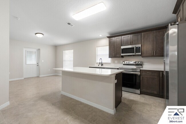 Building Photo - 734 Flora St