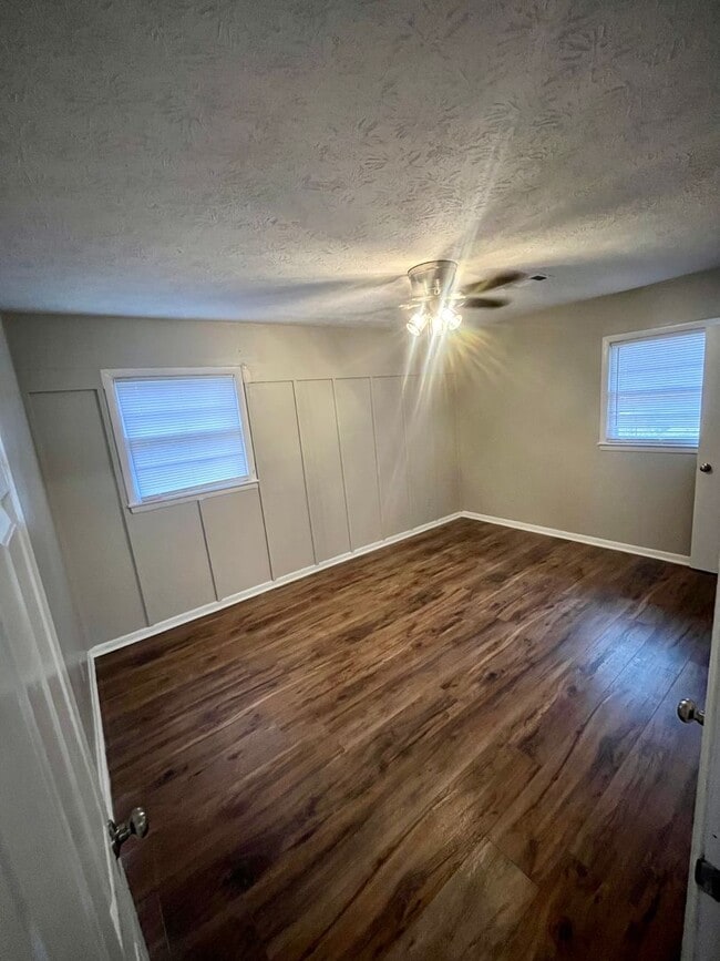 Building Photo - 3 Bed/2 Bath Home