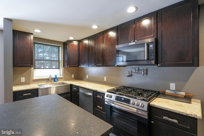 Building Photo - 3161 S Sydenham St