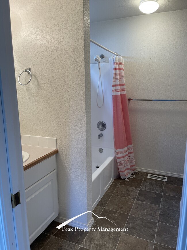 Building Photo - 6196 W Villa Park St