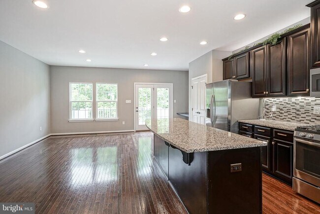 Building Photo - 1048 Regency Pl