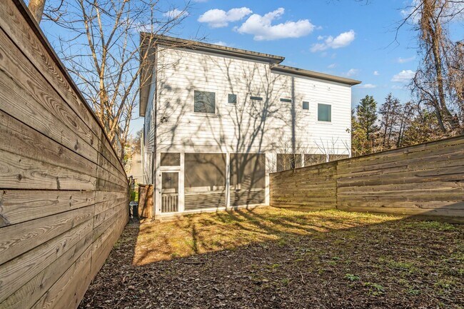 Building Photo - Modern Living in Wedgewood Houston