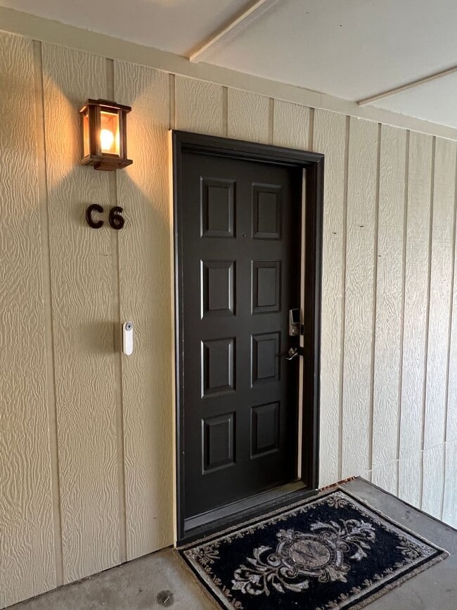 Building Photo - 2 Bedrooms w/ Scenic View