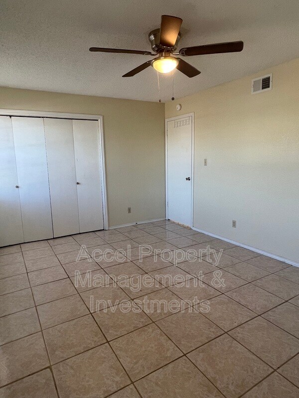 Building Photo - 2133 Kerria Ave