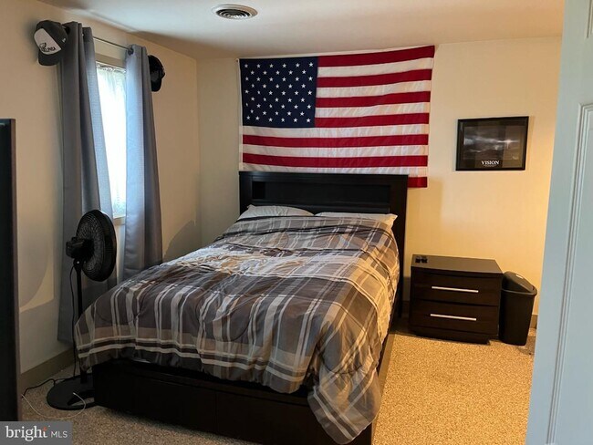 Building Photo - 1032 N Easton Rd