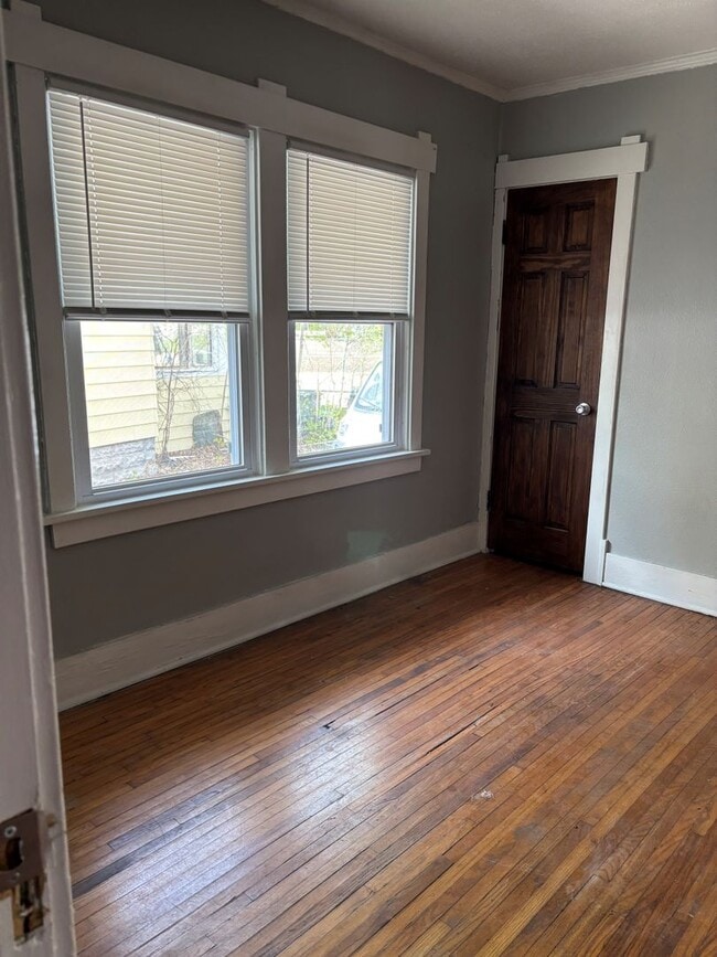 Building Photo - 2 bedroom, 1 bath house