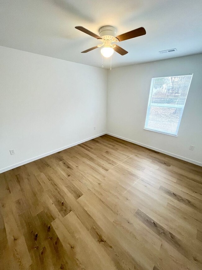 Building Photo - 3 Bed | 2 Bath | 1 Car Garage