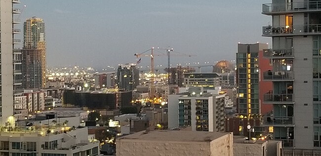 Building Photo - Large 2 bedroom downtown, Special!  And Great Views