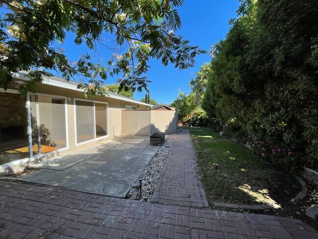 Building Photo - Great Shape Sunset West Single Family Home