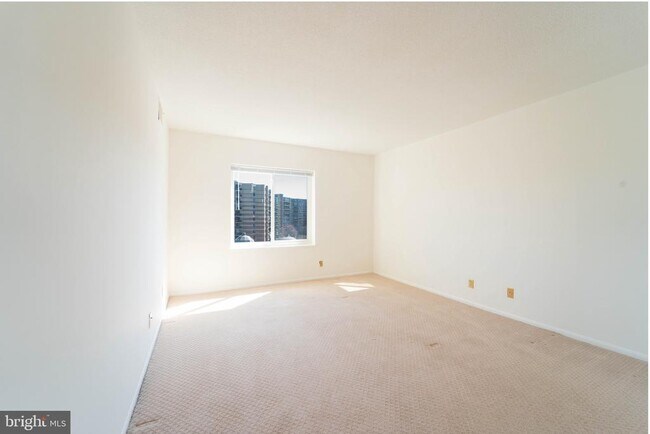 Building Photo - 8370 Greensboro Dr