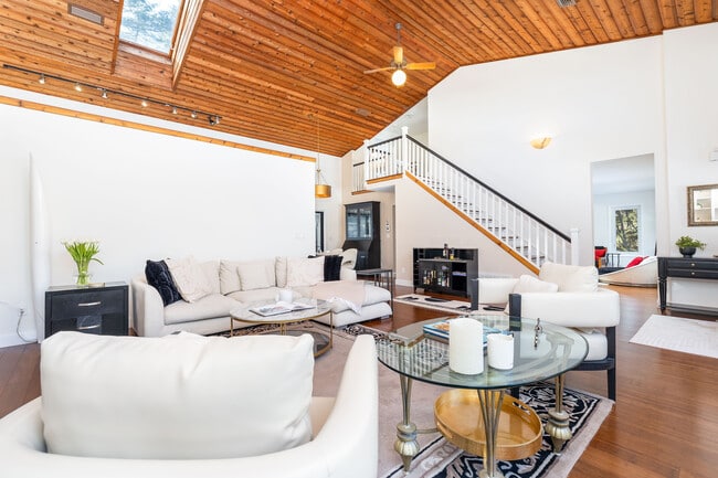 Building Photo - 9 Belshyre Ct