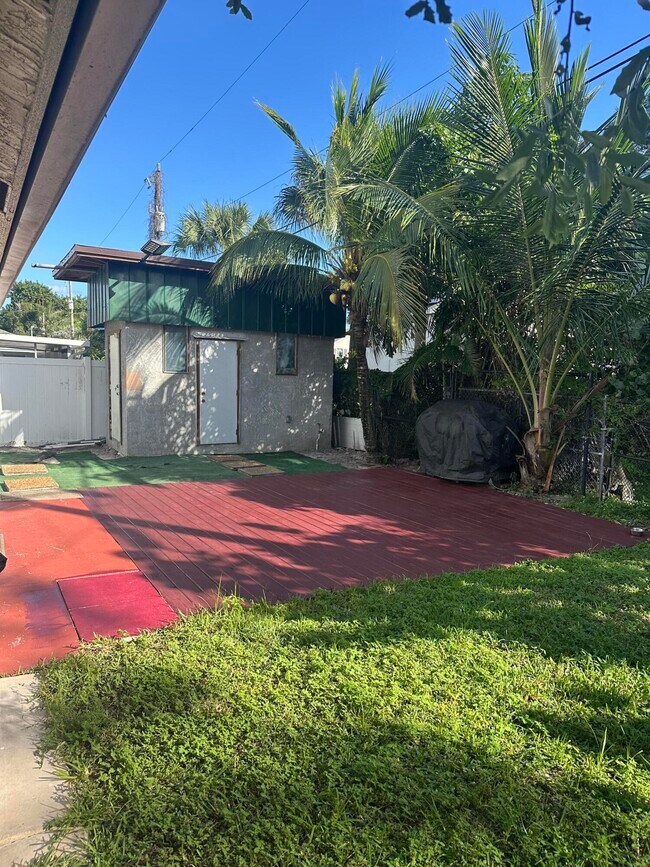 Building Photo - 4942 Dillon St