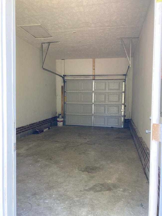 Building Photo - Newly Remodeled 3 br/2 bath Ranch Home! Minutes from Ft. Bragg, Downtown Fayetteville.