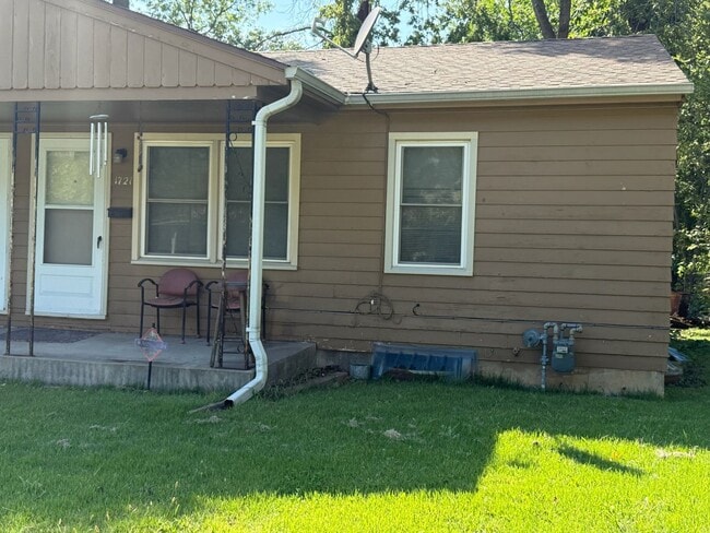 Primary Photo - Centrally located 2 bed 1 bath duplex