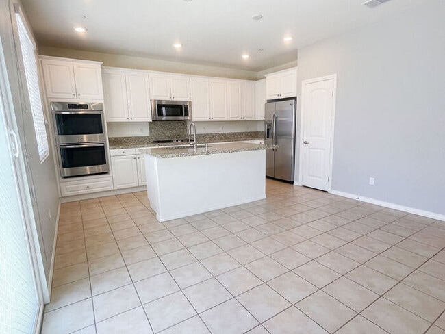 Building Photo - Beautiful 2 Story 4 Bedroom Home in Great ...