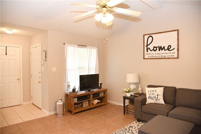 Building Photo - 3815 Oldenburg Ln