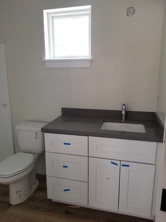 Building Photo - Upstairs Two Bedroom with views!