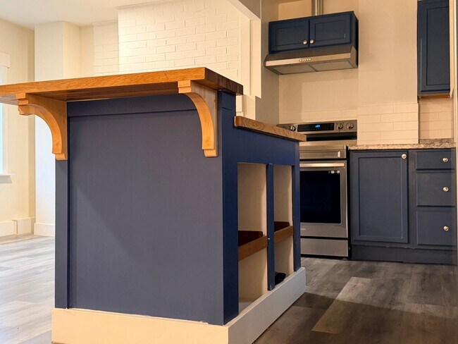 Building Photo - Stunning, Newly Renovated 3BR | 1BA