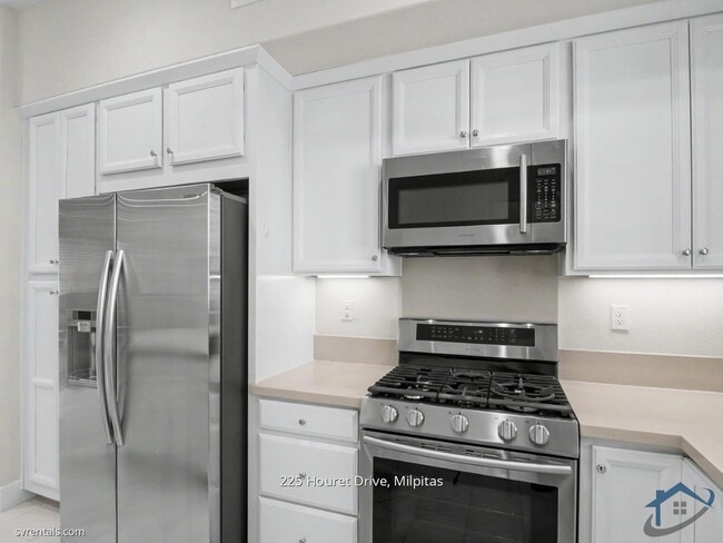 Building Photo - 225 Houret Dr